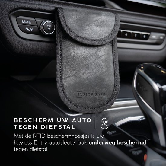 Zwarte leren RFID-beschermhoes voor autosleutel in de auto, met tekst 'Bescherm uw auto'.