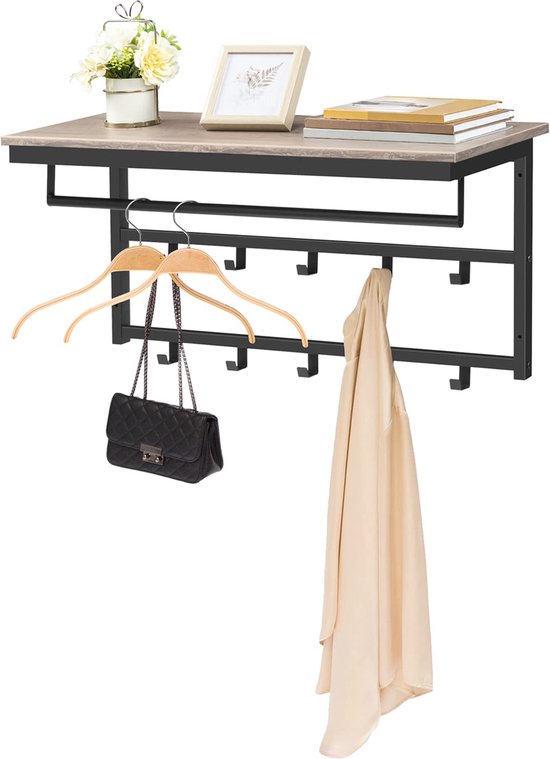 Grijze houten kapstok met zwart metalen frame, met hangers, tas en kledingstuk, geïsoleerd op witte achtergrond.