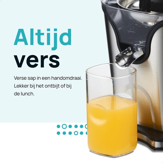 Een glas vol met versgeperst sinaasappelsap staat voor de zilverkleurige citruspers. Tekst 'Altijd vers'.