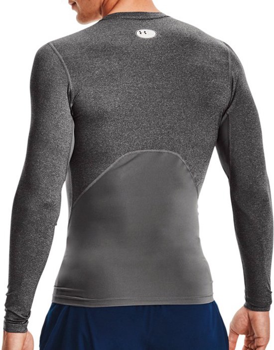 Achterkant grijs sportshirt met lange mouwen, ronde hals en zwart Under Armour logo.