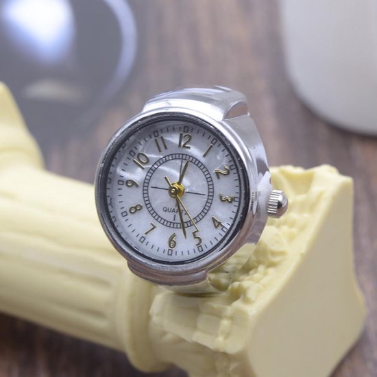 Zilverkleurige Ringhorloge – Universele maat – witte wijzerplaat met gouden wijzers. Diameter 20mm – 3 ATM spatwaterdicht