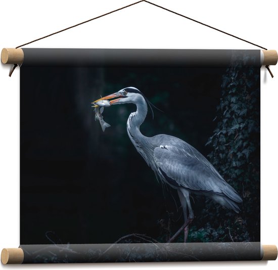 WallClassics - Textielposter - Blauwe Reiger heeft een Vis Gevangen - 40x30 cm Foto op Textiel