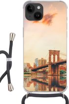 Geschikt voorApple Iphone 14 - Crossbody Case - New York - Brooklyn - Bridge - Zonsondergang - Siliconen - Crossbody - Backcover met Koord - Telefoonhoesje met koord - Hoesje met touw