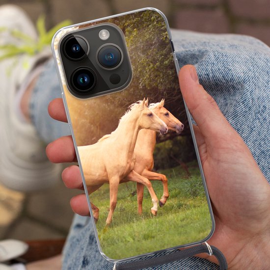 Coque de téléphone adaptée à Apple Iphone 14 Pro - Paarden - Forêt - Soleil - Siliconen - Bandoulière - Coque arrière avec cordon - Coque de téléphone avec cordon - Coque avec corde