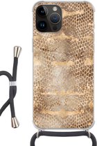 Geschikt voorApple Iphone 14 Pro Max - Crossbody Case - Slangenprint - Goud - Bruin - Siliconen - Crossbody - Backcover met Koord - Telefoonhoesje met koord - Hoesje met touw