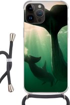 Geschikt voorApple Iphone 14 Pro Max - Crossbody Case - Dolfijn - Water - Blauw - Siliconen - Crossbody - Backcover met Koord - Telefoonhoesje met koord - Hoesje met touw