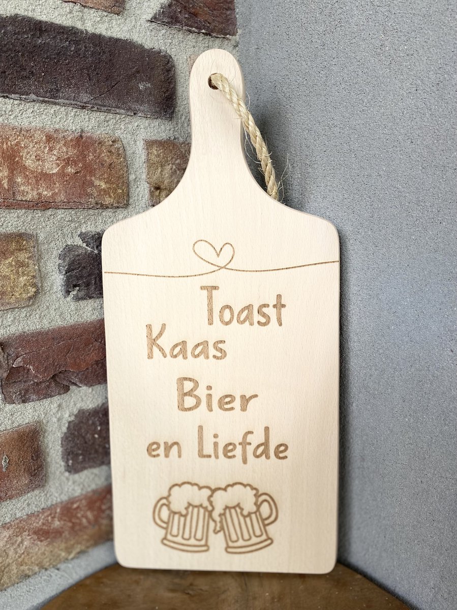 Creaties van Hier - serveerplankje - toast,kaas,bier en liefde - 35 cm - hout