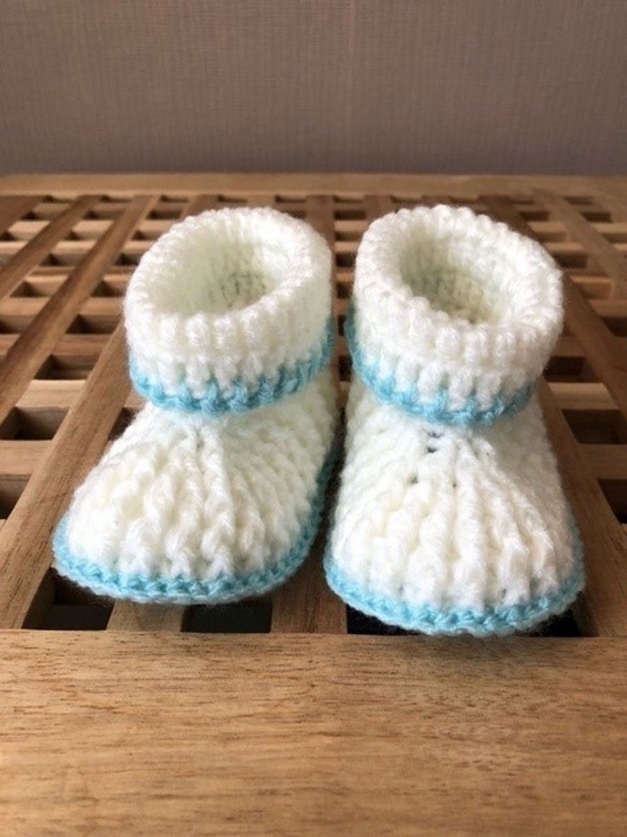 Babyslofjes 0-6 maanden | gehaakt | zool 11cm | wit met blouw | handgemaakt | baby cadeau | baby shower cadeau | kraamcadeau | Sinterklaas cadeau baby | Kerstcadeau baby | pantoffels | jongens pantoffels | winter | warme pantoffels