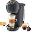 Grijze Nescafé Dolce Gusto Genio S Plus koffiecupmachine met een glas latte macchiato, espresso en Dolce Gusto cups.