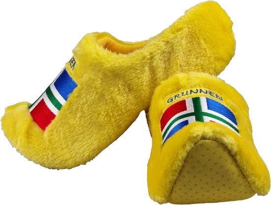 Gele pluche pantoffels in klompvorm met de Groningse vlag en 'GRUNNEN' geborduurd.