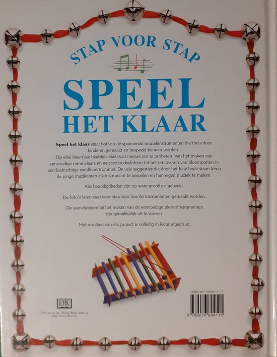 Achterkant boek met de titel 'STAP VOOR STAP SPEEL HET KLAAR'. Bevat tekst over het maken van muziekinstrumenten, met een illustratie van een zelfgemaakt xylofoon.