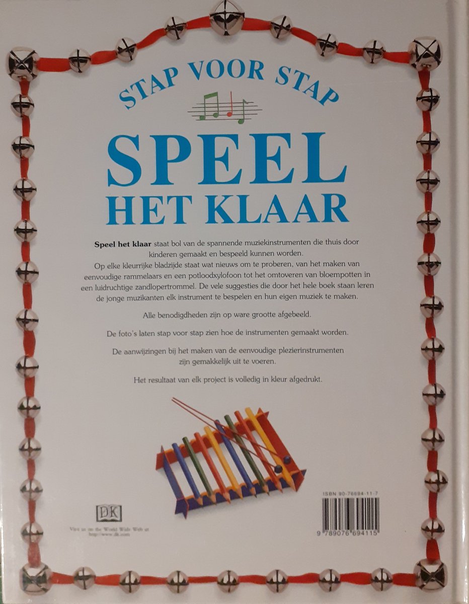 Achterkant boek met de titel 'STAP VOOR STAP SPEEL HET KLAAR'. Bevat tekst over het maken van muziekinstrumenten, met een illustratie van een zelfgemaakt xylofoon.