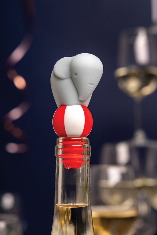 Grijze olifant op een rode en witte bal bovenop een fles, met feestelijke achtergrond.
