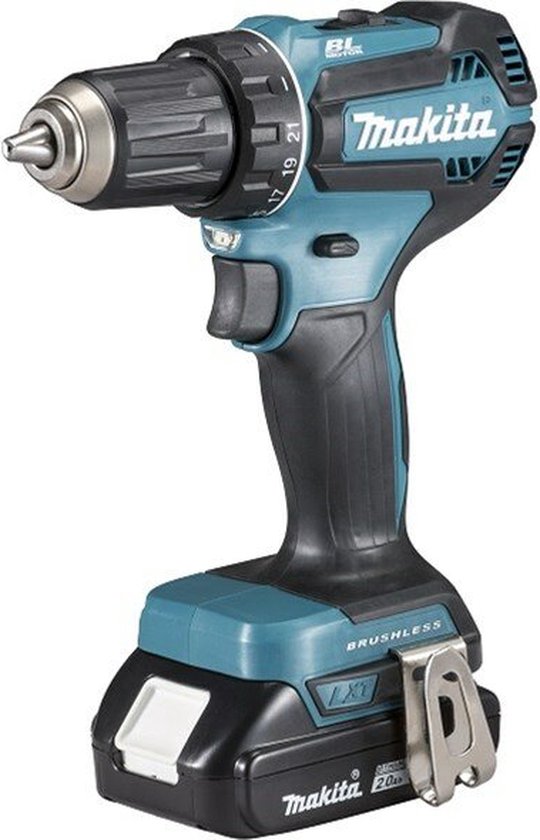 Makita accuboormachine met blauwe en zwarte details, metalen boorkop en 18V batterij.