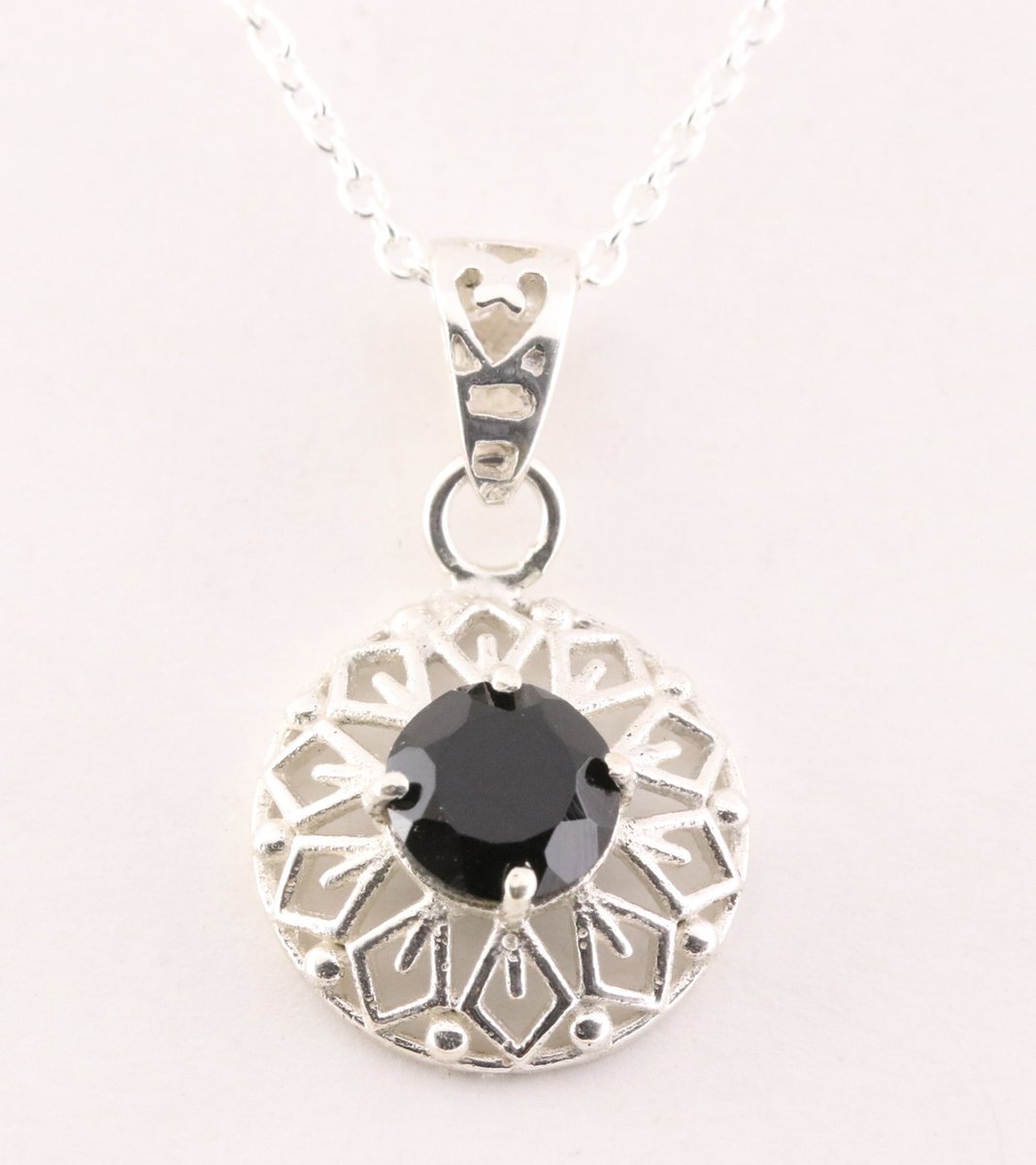 Fijne ronde opengewerkte zilveren hanger met onyx aan ketting