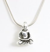Fijne zilveren Boeddha hanger aan ketting