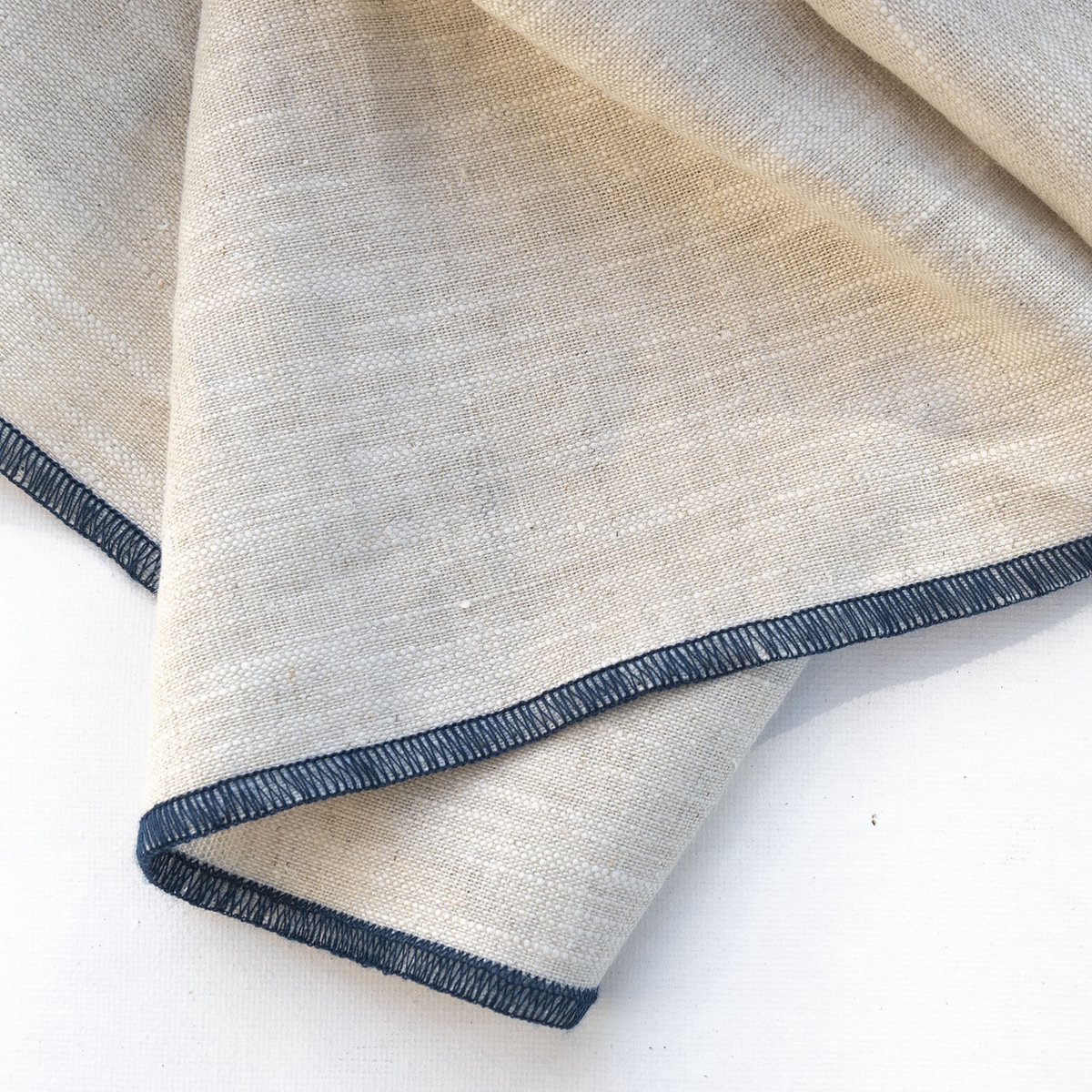 100 % gewassen linnen tafelkleed - naturel met blauwe rand - Bliek Tof Tafelen - 140x250 cm