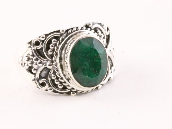 Bewerkte zilveren ring met smaragd - maat 20