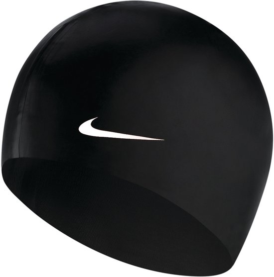 Zwarte Nike badmuts, van voren gezien, met wit Nike logo.
