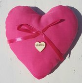 Effen hartvormig ringkussentje met lintje roze en houten hartje Mr and Mrs - ringkussen - hart - roze - mr&mrs