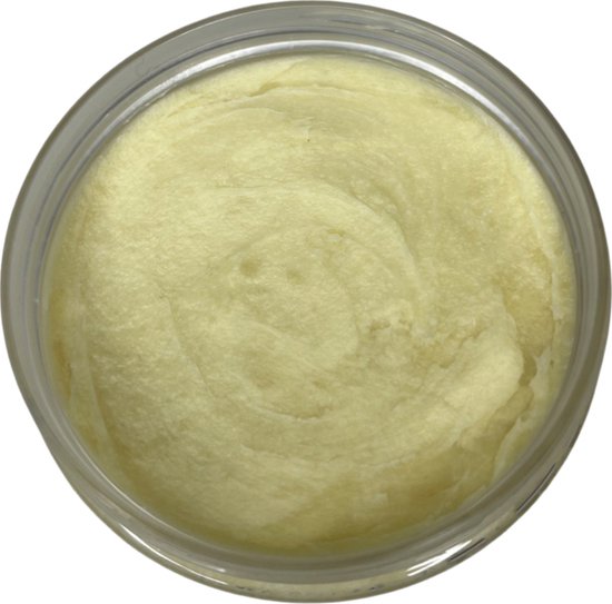 Boterachtige gele sheaboter in een ronde container.