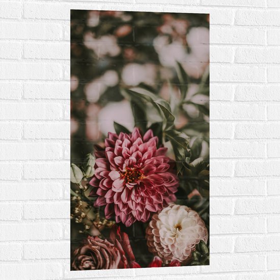 WallClassics - Muursticker - Close-Up van Rood/Roze en Witte Bloemen - 50x100 cm Foto op Muursticker