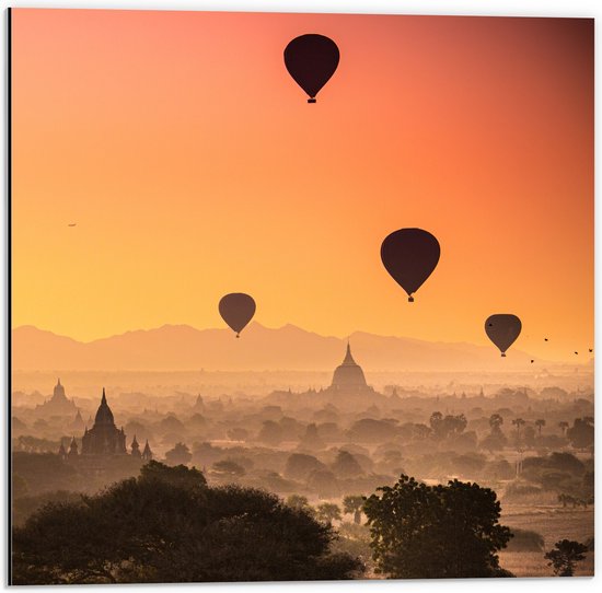 WallClassics - Dibond - Luchtballonnen boven Tempels met Zonsondergang - 50x50 cm Foto op Aluminium (Met Ophangsysteem)