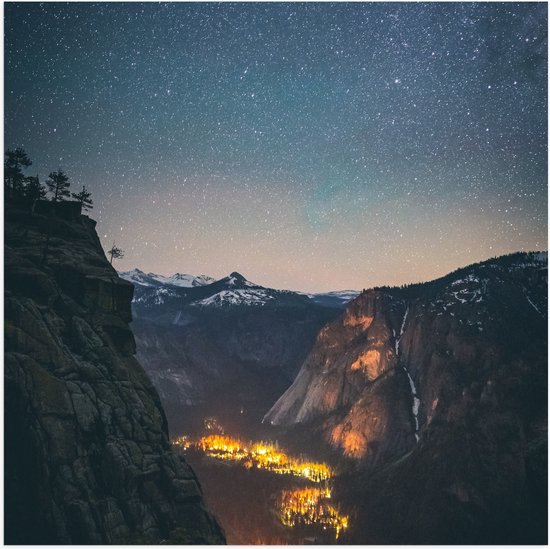 WallClassics - Poster Glossy - Lamp Tour between Montagnes - 100x100 cm Photo sur Papier Poster avec Finition Brillante