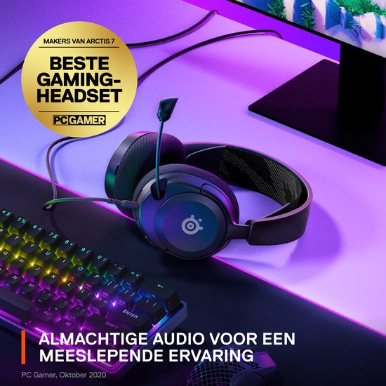 Zwarte SteelSeries Arctis Nova 1 headset op een bureau met toetsenbord en muis, bekroond met 'Beste Gaming-headset'.