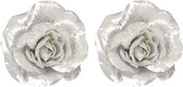 2x Zilveren roos kerstversiering clip decoratie 12 cm - Kerstboom rozen zilver op clip 2 stuks