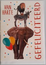 Van harte gefeliciteerd! Een kleurrijke kaart met ballonnen en stippen. En niet te vergeten drie prachtige dieren op elkaar waaronder een olifant, een zebra en een leeuw. Een dubbele wenskaart inclusief envelop en in folie verpakt.