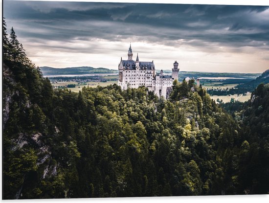 WallClassics - Dibond - Kasteel op een Berg - 80x60 cm Foto op Aluminium (Wanddecoratie van metaal)