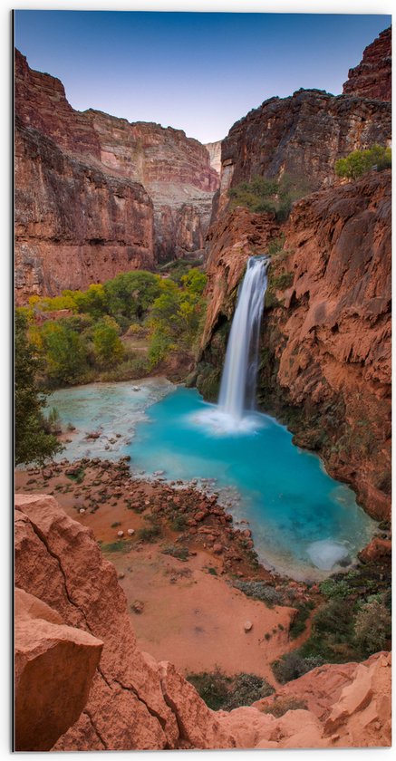 WallClassics - Dibond - Havasu Falls Waterval in de Grand Canyon - 50x100 cm Foto op Aluminium (Met Ophangsysteem)