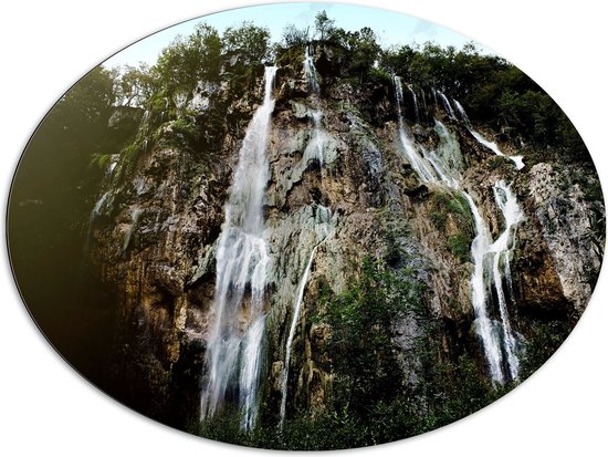 WallClassics - Dibond Ovaal - Waterval Bij Plitcive Meren - Kroatië - 96x72 cm Foto op Ovaal (Met Ophangsysteem)