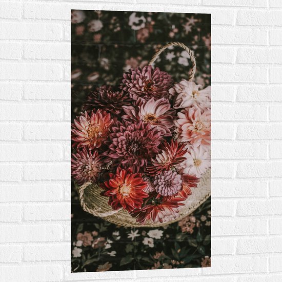 WallClassics - Muursticker - Compositie van Rood/Roze Bloemen in Mand - 50x100 cm Foto op Muursticker