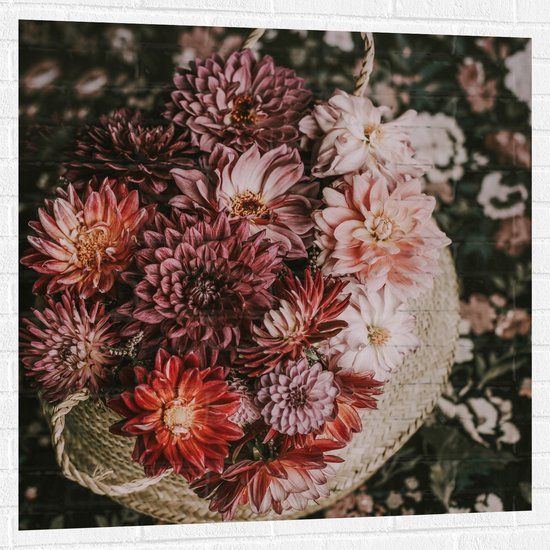 WallClassics - Muursticker - Compositie van Rood/Roze Bloemen in Mand - 100x100 cm Foto op Muursticker
