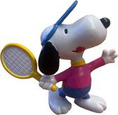 Peanuts - figuurtje Snoopy speelt tennis met blauwe cap  - 6 cm hoog