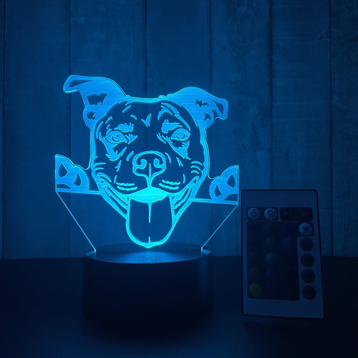 Klarigo® Nachtlamp Stafford – 3D LED Lamp Illusie – 16 Kleuren – Bureaulamp – Bull Terrier – Sfeerlamp – Nachtlampje Kinderen – Creative lamp - Afstandsbediening