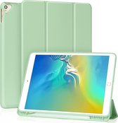 Phreeze Tri-Fold Hoes - Geschikt voor de iPad 5 en iPad 6 uit 2017 / 2018 -Tablethoes met Pen Houder en Vouwbare Standaard - Licht Groen