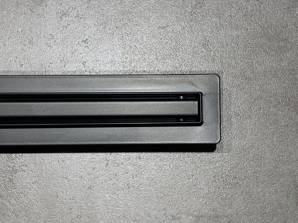 60cm Slim zwart douchegoot design met gesloten rooster