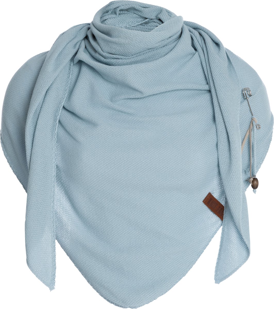 Knit Factory Lola Gebreide Omslagdoek - Driehoek Sjaal Dames - Katoenen sjaal - Luchtige Sjaal voor de lente, zomer en herfst - Stola - Iced Blue - 190x85 cm - Inclusief sierspeld