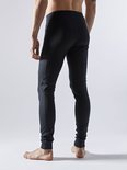 Achterkant van een zwarte thermobroek met geribbelde textuur, gedragen door een man.