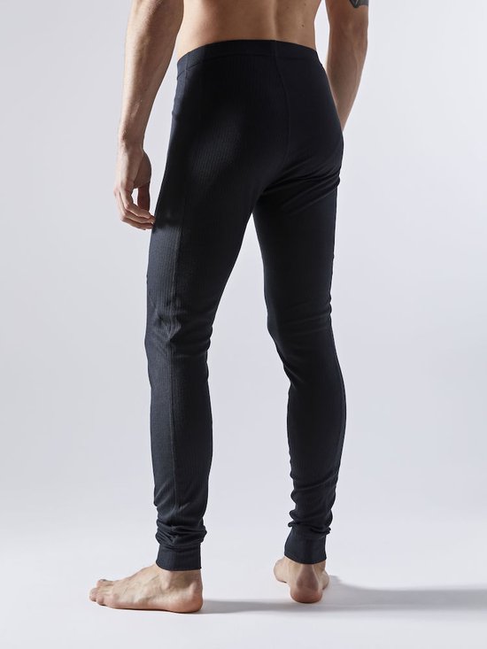 Achterkant van een zwarte thermobroek met geribbelde textuur, gedragen door een man.