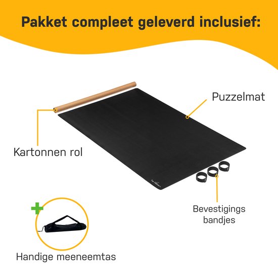 Een zwarte puzzelmat, kartonnen rol, 3 bevestigingsbandjes en een draagtas. Inclusief tekst: "Pakket compleet geleverd inclusief:", "Kartonnen rol", "Puzzelmat", "Bevestigingsbandjes", "Handige meeneemtas".