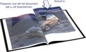Open map met een autoadvertentie, pijl wijst naar het inbrengen van documenten.