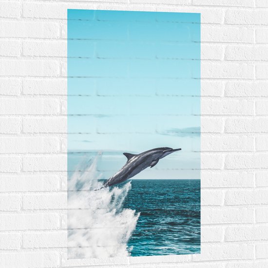WallClassics - Muursticker - Dolfijn Springend uit de Zee - 50x100 cm Foto op Muursticker