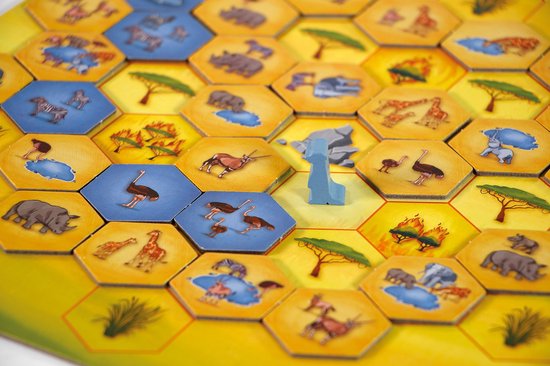 Detail van het Savannah Park spelbord met zeshoekige tegels. Een lichtblauwe pion tussen struisvogels, giraffen en nijlpaarden.