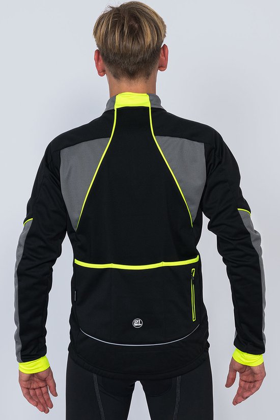 Man van achteren gezien, draagt een zwart fietsjack met grijze accenten en fluo-gele biezen. Hij heeft een zwart shirt aan.
