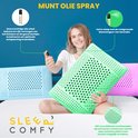 Vrouw spuit met muntolie spray op een groen ergonomisch kussen. Drie kussens in pastelkleuren op de achtergrond.