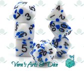 Speckled Blue | Polyset Dice | Dobbelstenen - Set Van 7 Stuks - Wit met Blauwe Verfspetters en Zwarte Cijfers | Polydice | D&D en Rollenspellen | Plastic Dobbelstenen Set Dungeons and Dragons | Polyhedral Dice Set | Zwarte Velvet Dice Bag voor 3 Sets